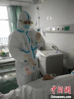 图为李琴主动请缨投入武汉市中心医院后湖院区18病区的医疗援助工作中。　受访者供图 - 甘肃新闻