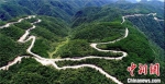 图为甘肃天水市清水县境内蜿蜒于山梁上的通村公路。(资料图) 清水县交通运输局供图 - 甘肃新闻