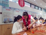 兰州：非遗文化进社区 同学们动动小剪刀一起剪窗花 - 中国甘肃网