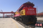 2020年6月5日，中欧班列“中吉乌”公铁联运国际货运班列在甘肃(兰州)国际陆港首发。(资料图) 杜萍 摄 - 甘肃新闻