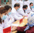 图为援崆医疗队在崆峒区白水镇义诊，吴春芳正在为一位关节痛患者把脉开方。(资料图) 李芳芳 摄 - 甘肃新闻
