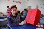 为了救助困难学生，闫桂珍发起募捐。(资料图) 酒钢三中供图 - 甘肃新闻