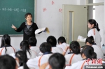 闫桂珍在课堂上讲课。(资料图) 酒钢三中供图 - 甘肃新闻