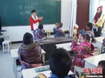 闫桂珍走访藏族学校，了解他们的需求。(资料图) 酒钢三中供图 - 甘肃新闻