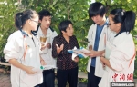 闫桂珍与学生交流。(资料图) 酒钢三中供图 - 甘肃新闻