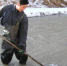 2003年冬季，为防止冰凌危害文物安全，杜建君参与在榆林河道内清理冰凌。(资料照片) 敦煌研究院供图 - 甘肃新闻