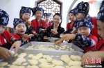 图为甘州区幼儿园孩子学做小点心。(资料图) 刘枫 摄 - 甘肃新闻