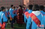 图为刘慧珍与学生们交谈。(资料图) 临洮县妇联供图 - 甘肃新闻