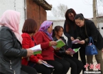 图为妇联干部为农村妇女讲解“两癌”防治知识。(资料图) 甘肃省政府妇儿工委办供图 - 甘肃新闻