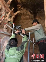 图为工作人员对马蹄寺石窟进行数字化采集。(资料图) 掖市文物保护研究所供图 - 甘肃新闻