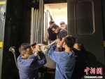 列车抵达张掖站，列车长与旅客亲属一起将帮助旅客乘降。　白冰 摄 - 甘肃新闻
