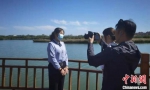 台湾媒体在甘肃张掖国家湿地公园采访。　丁思 摄 - 甘肃新闻
