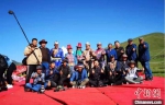 图为张辉刚(右三)及团队在甘肃张掖市肃南县拍摄裕固族题材纪录片《西茂的婚礼》。(资料图) 张辉刚供图 - 甘肃新闻