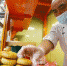 2020年中秋节，兰州人马荣林40余年传承纯手工月饼制作工艺，保留传统味道，留住儿时记忆。(资料图) 高展 摄 - 甘肃新闻