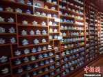 图为八坊十三巷民“连家铺”内销售盖碗茶。　崔琳 摄 - 甘肃新闻