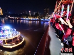 图为中山铁桥的游客手持五星红旗共唱红歌祝福祖国。　牛小忆 摄 - 甘肃新闻