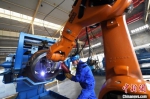 图为兰州兰石集团车间内工人正在进行焊接作业。(资料图) 杨艳敏 摄 - 甘肃新闻