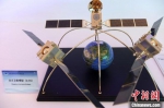图为论坛专题展览展出的北斗卫星模具。　李杨 摄 - 甘肃新闻