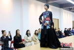 2021年9月，东乡绣娘身着带有“东乡刺绣”元素的民族服饰练习在T台走秀。(资料图) 高展 　摄 - 甘肃新闻