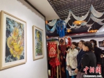 10月17日，中国—中亚妇女发展论坛代表参观甘肃省“陇原巧手馆”。　徐雪 摄 - 甘肃新闻