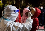 10月21日凌晨，兰州市城关区居民在一处临时搭建的核酸检测点排队做检测。　高展 摄 - 甘肃新闻
