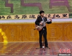 图为刘雷手抱吉他，在舞台上演唱自创歌曲《忆羚》。(资料图) 张婧 摄 - 甘肃新闻