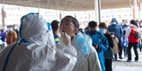 10月21日上午，兰州市，一名学生正在做核酸检测。 中新社记者 高展 摄 - 甘肃新闻