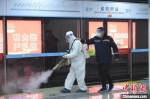 图为工作人员对地铁内的公共区域进行消杀。　杨艳敏 摄 - 甘肃新闻