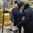 图为疫情期间，甘肃嘉峪关市场监管局工作人员检查蔬菜市场。　 柴佳楠 　摄 - 甘肃新闻
