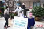 10月26日，甘肃省中医院在院区公共区域提供岐黄避瘟汤供民众免费饮用。　杨艳敏 摄 - 甘肃新闻