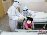 医护人员为小患者梳头。　张掖市第二人民医院供图 - 甘肃新闻