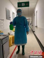 妻子王丽明是嘉峪关市第一人民医院中西医结合科的一名护士，10月24日开始她又主动申请去了医院隔离区。　兰州铁路局供图 - 甘肃新闻