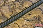 图为途径戈壁沙漠的G569线北仙高速公路。　甘肃省交通运输厅官方供图 - 甘肃新闻