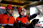 图为李双胜(右一)和工友一起驾驶凿岩台车作业。(资料图) 金川公司供图 - 甘肃新闻