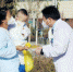 11月8日上午，张掖市首批2例新冠肺炎患者治愈出院，向医护人员告别。　赵琳 摄 - 甘肃新闻