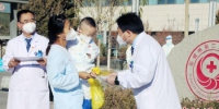 11月8日上午，张掖市首批2例新冠肺炎患者治愈出院，向医护人员告别。　赵琳 摄 - 甘肃新闻