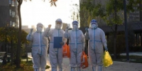 兰州出现疫情后，社区卫生服务站工作人员投入到一线核酸采集工作中。　杨艳敏 摄 - 甘肃新闻