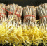 图为“韭”农们收割的韭菜。　马爱彬 摄 - 甘肃新闻