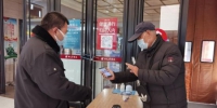 图为向工作人员展示健康码，进入商场购物的顾客。　杨娜 摄 - 甘肃新闻