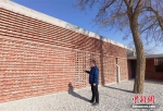 11月23日，记者实地拍摄甘肃白银市平川区境内的“130万农村改造房”。图为房屋外墙。刘玉桃 摄 - 甘肃新闻