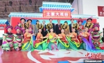 11月26日，“甘肃团”在首届中国(武汉)文化旅游博览会展区的“土家大戏台”，与“湖北团”互访交流。　甘肃省文化和旅游厅供图 - 甘肃新闻