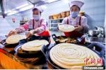 图为甘肃张掖农家巧娘厨艺培训班上，学员制作菜品。(资料图) 王将 摄 - 甘肃新闻