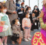 图为敦煌舞者在湖北武汉文旅博览会展区，教当地小朋友敦煌舞舞姿。(资料图) 甘肃省文化和旅游厅供图 - 甘肃新闻