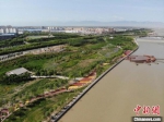 图为黑河在甘肃省张掖市穿境而过，沿河岸边绿树成荫。(资料图) 杨艳敏 摄 - 甘肃新闻