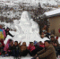 图为甘肃省庆阳市环县合道镇瓦天沟小学在校师生创作的精美雪雕。(资料图) 敬斐斐 摄 - 甘肃新闻