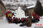 图为甘肃省庆阳市环县合道镇瓦天沟小学在校师生创作的精美雪雕。(资料图) 敬斐斐 摄 - 甘肃新闻