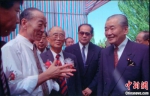 1994年8月，时任日本首相竹下登(右一)与时任敦煌研究院院长段文杰在莫高窟亲切交谈。中新社发 娄婕 供图 - 甘肃新闻
