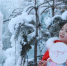 图为身着汉服的游客在冰瀑前拍照留念。　张婧 摄 - 甘肃新闻