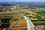 图为甘肃境内的高速公路。(资料图) 张宾 摄 - 甘肃新闻