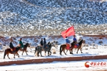 张掖甘州区平山湖乡：骑马踏雪送温暖 - 中国甘肃网